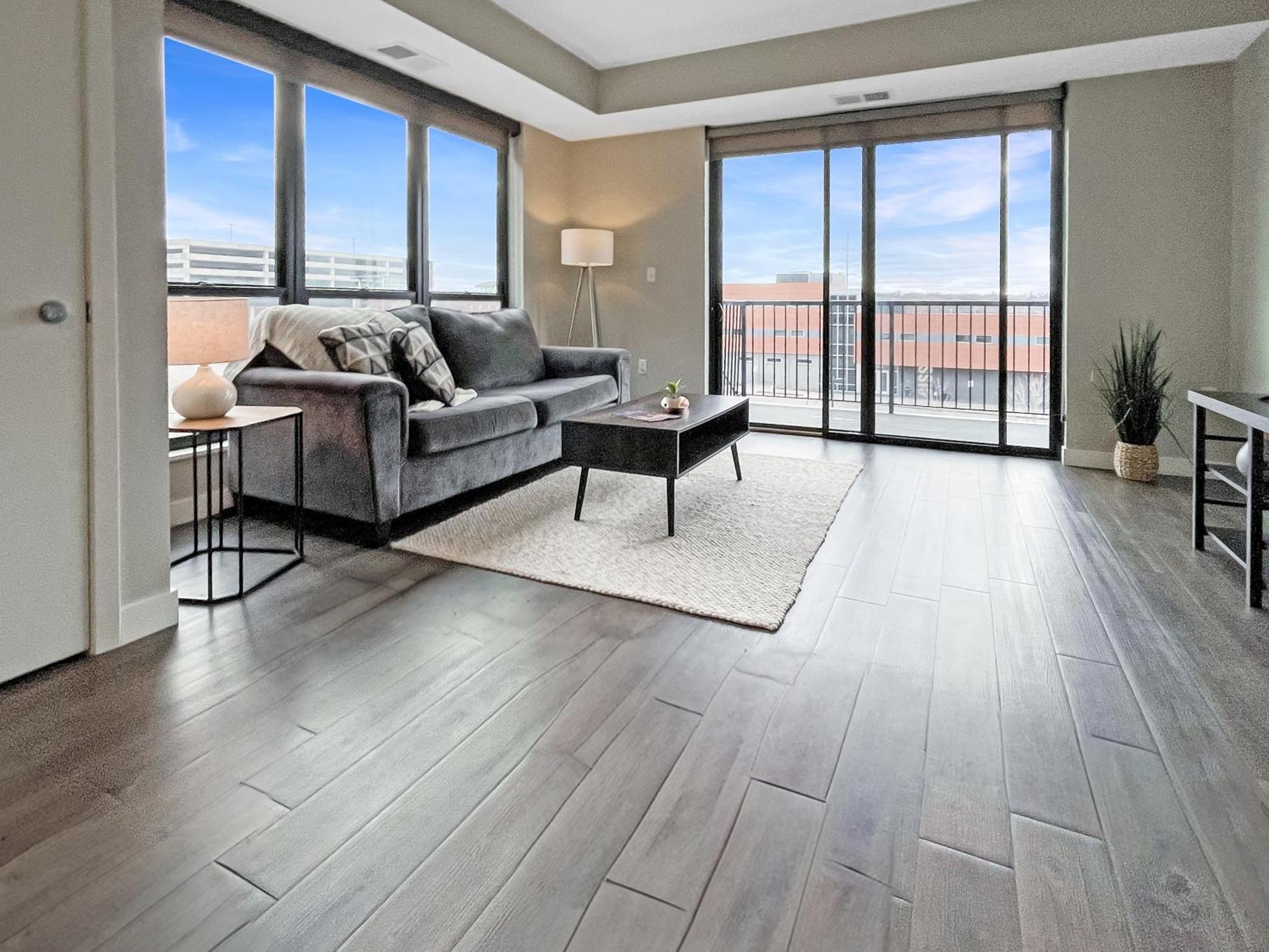デモインLarge Downtown 2Br -Hot Tub-Downtown!アパートメント エクステリア 写真